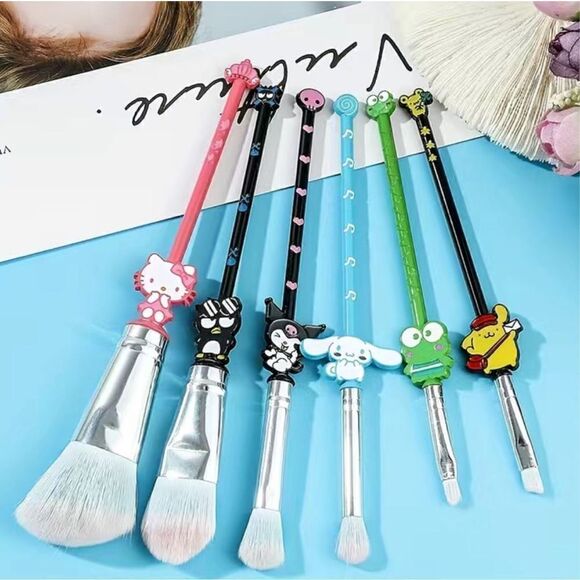 1 LEFT! Hello Kitty 6 Piece Makeup Brush Set w/ Bag - Picture 1 of 7